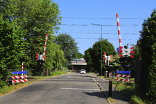 904252 Gezicht op de spoorwegovergang in de Groenekanseweg te Groenekan.